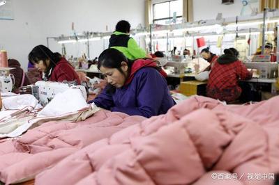江蘇揚州:春節(jié)將至,服裝廠村民加工忙